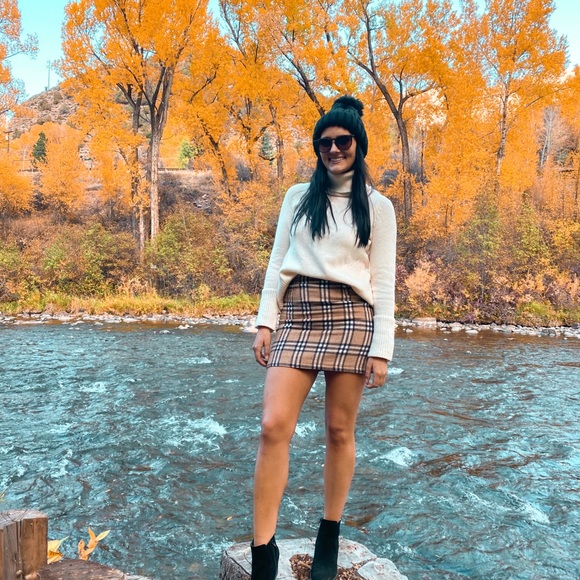 Meet your Posher, Courtney - Picture 1 of 2